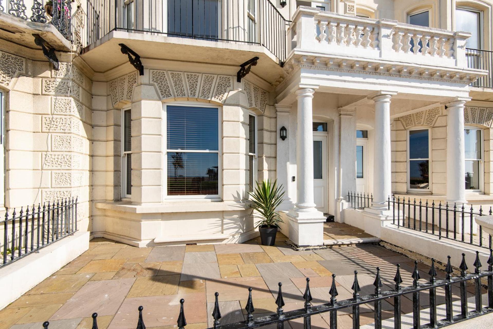 Stunning 2 Bed Apartment Sea Views And Parking Worthing Esterno foto